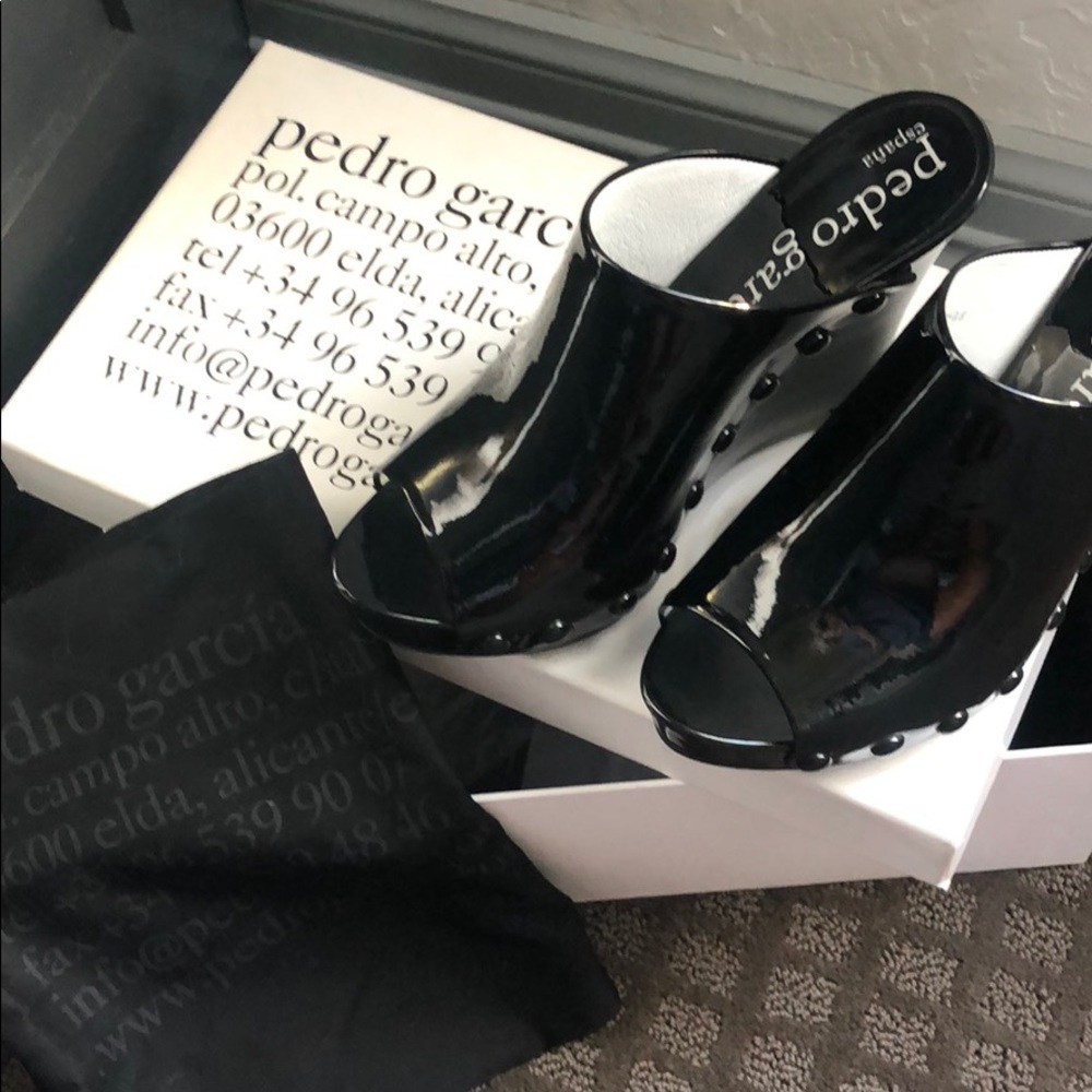 Patent leather wedge clog/mule